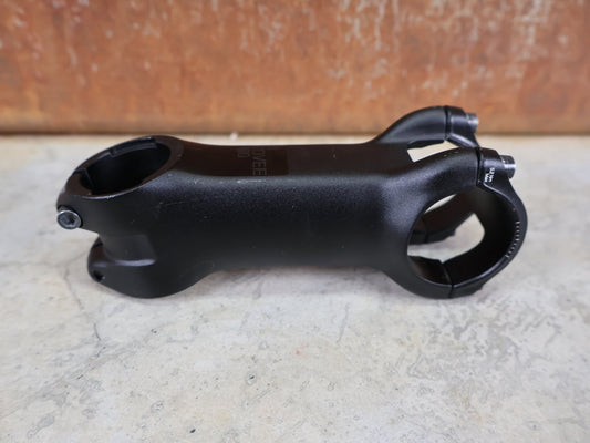 Vorbau von Bontrager, BONTRAGER KOVEE PRO 35 STEM - 13 GRAD 100MM vor USEDBIKES - OB.DE Hintergrund