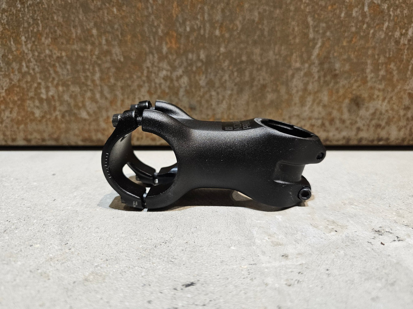 Vorbau von Bontrager, BONTRAGER KOVEE PRO 35 STEM - 13 GRAD 50 - 100MM in variant_title vor USEDBIKES - OB.DE Hintergrund