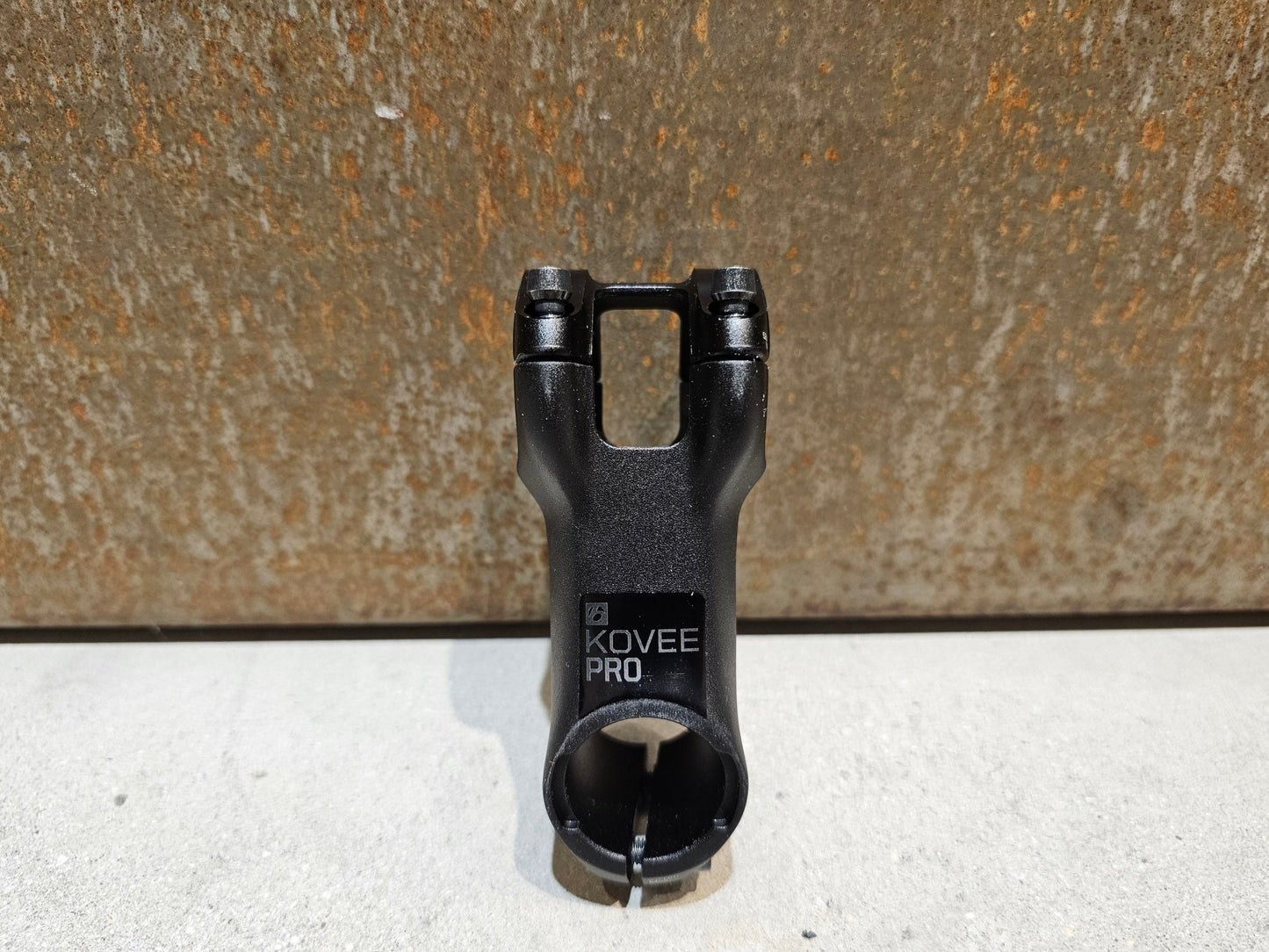 Vorbau von Bontrager, BONTRAGER KOVEE PRO 35 STEM - 13 GRAD 50 - 100MM in variant_title vor USEDBIKES - OB.DE Hintergrund