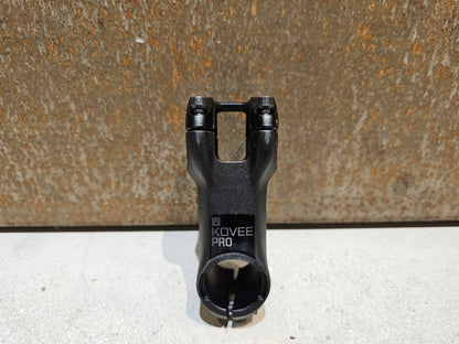 Vorbau von Bontrager, BONTRAGER KOVEE PRO 35 STEM - 13 GRAD 50 - 100MM in variant_title vor USEDBIKES - OB.DE Hintergrund