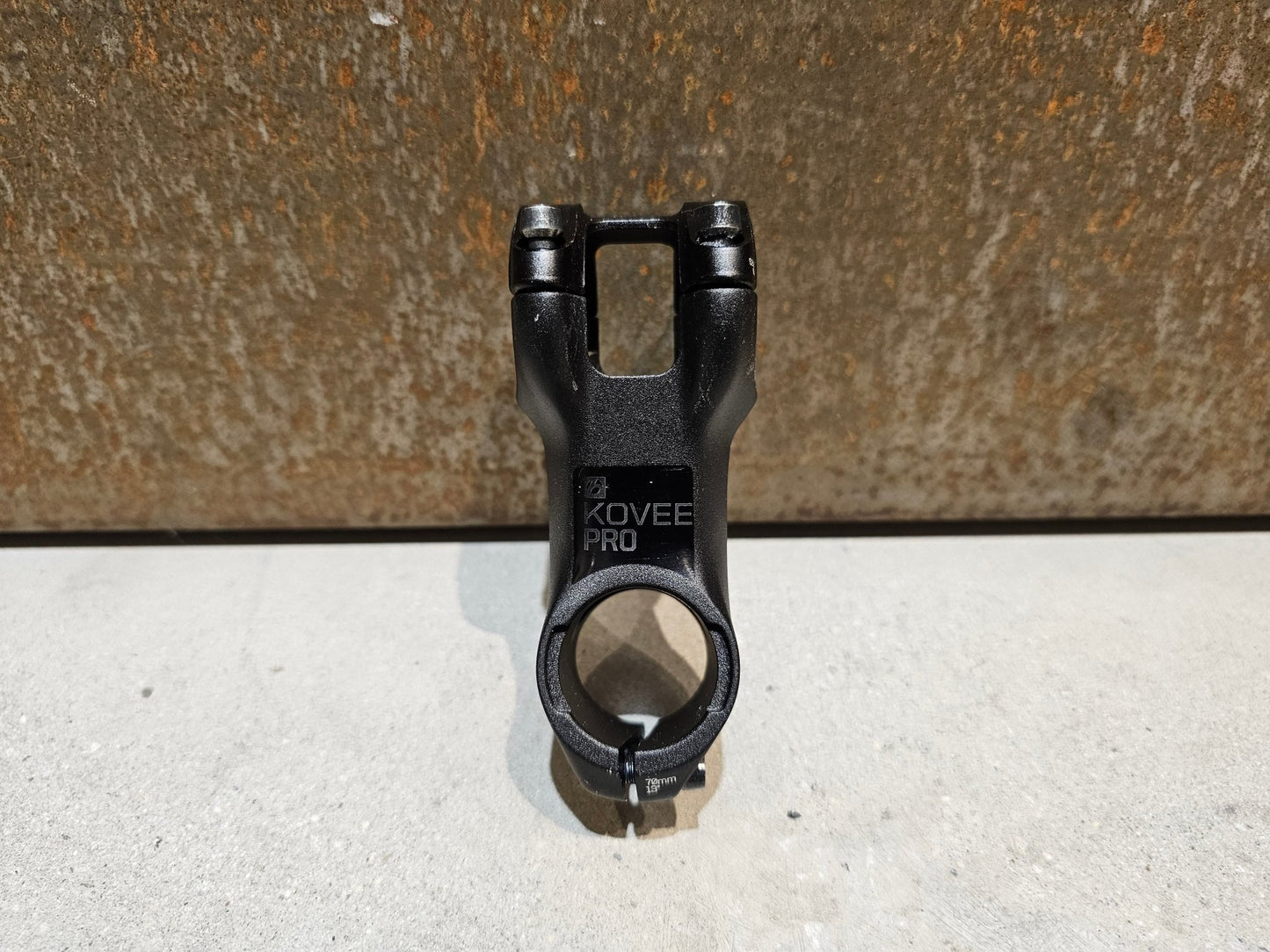 Vorbau von Bontrager, BONTRAGER KOVEE PRO 35 STEM - 13 GRAD 50 - 100MM in variant_title vor USEDBIKES - OB.DE Hintergrund