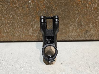 Vorbau von Bontrager, BONTRAGER KOVEE PRO 35 STEM - 13 GRAD 50 - 100MM in variant_title vor USEDBIKES - OB.DE Hintergrund