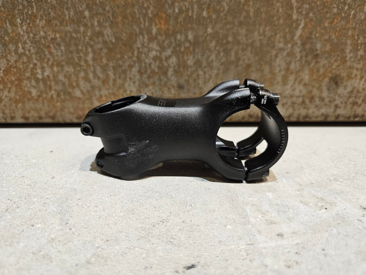 Vorbau von Bontrager, BONTRAGER KOVEE PRO 35 STEM - 13 GRAD 50 - 100MM in variant_title vor USEDBIKES - OB.DE Hintergrund