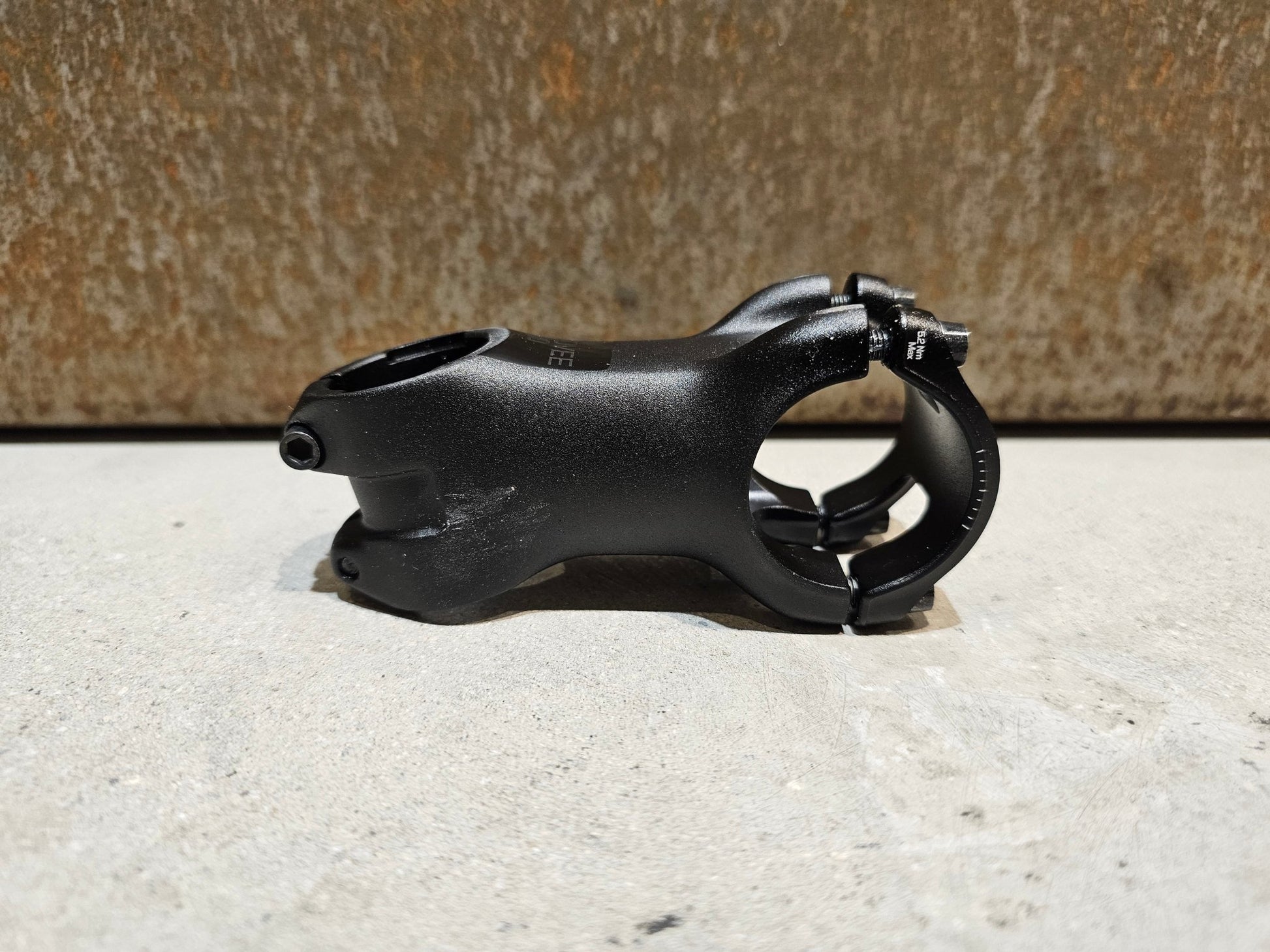 Vorbau von Bontrager, BONTRAGER KOVEE PRO 35 STEM - 13 GRAD 50 - 100MM in variant_title vor USEDBIKES - OB.DE Hintergrund