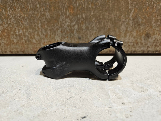 Vorbau von Bontrager, BONTRAGER KOVEE PRO 35 STEM - 13 GRAD 50 - 100MM in variant_title vor USEDBIKES - OB.DE Hintergrund