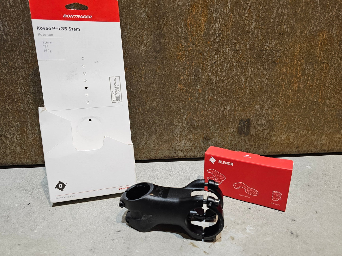 Vorbau von Bontrager, BONTRAGER KOVEE PRO 35 STEM - 13 GRAD 50 - 100MM in variant_title vor USEDBIKES - OB.DE Hintergrund