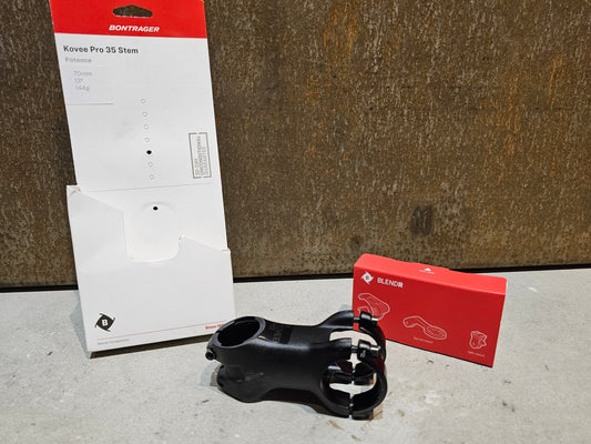 Vorbau von Bontrager, BONTRAGER KOVEE PRO 35 STEM - 13 GRAD 50 - 100MM in variant_title vor USEDBIKES - OB.DE Hintergrund