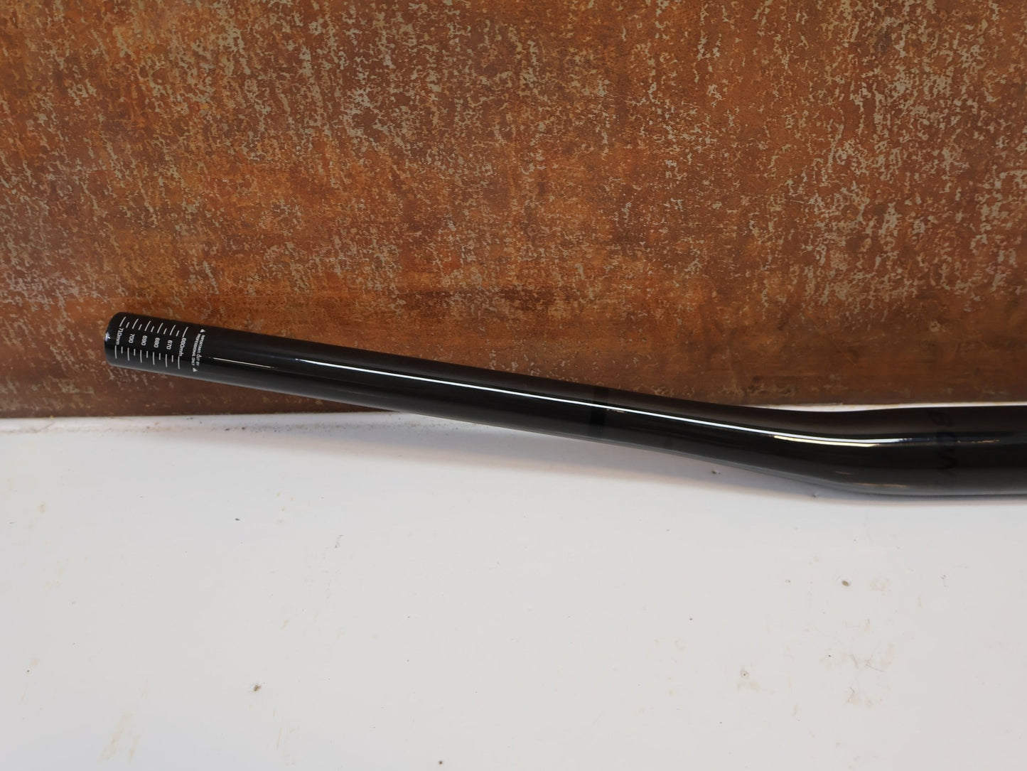 Lenker von Bontrager, BONTRAGER KOVEE PRO CARBON 35 / MTB-LENKER / 720 MM / 159 G / BLACK vor USEDBIKES-OB.DE Hintergrund