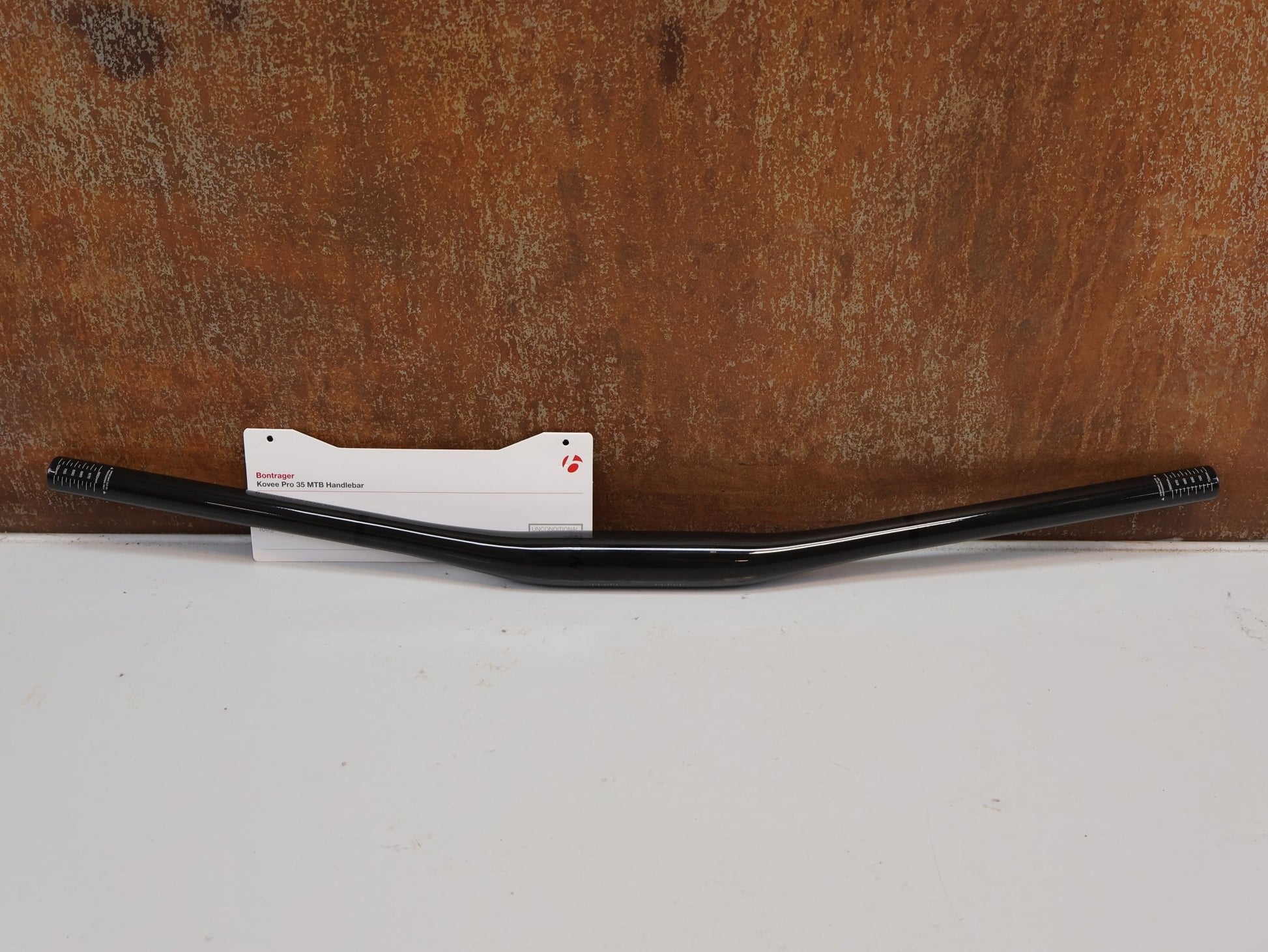 Lenker von Bontrager, BONTRAGER KOVEE PRO CARBON 35 / MTB-LENKER / 720 MM / 159 G / BLACK vor USEDBIKES-OB.DE Hintergrund