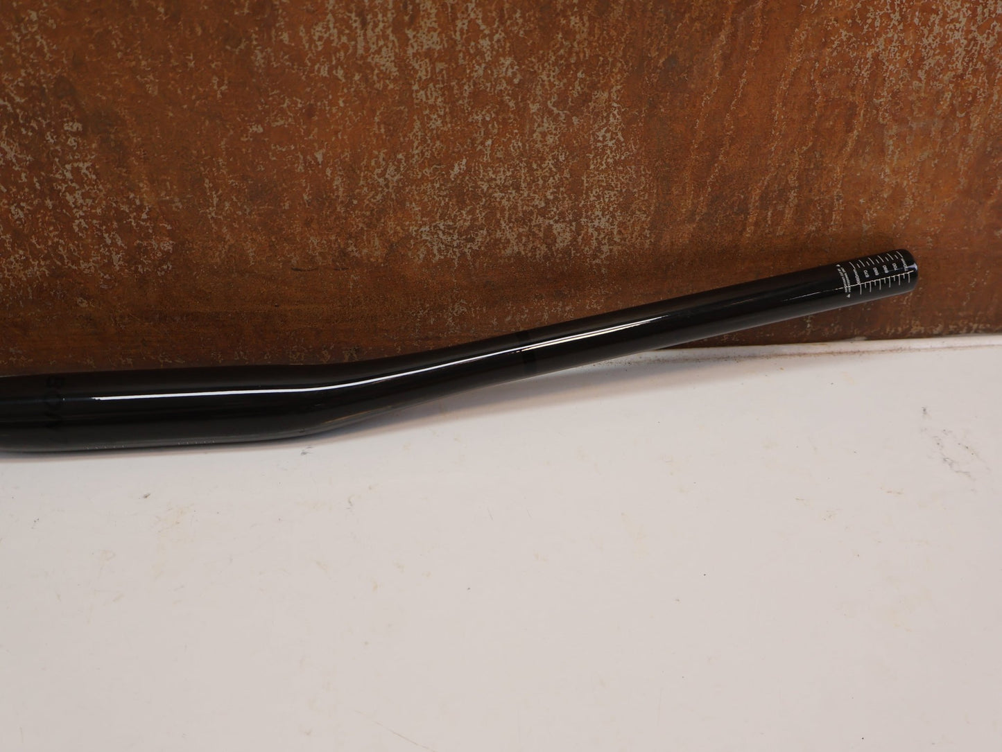 Lenker von Bontrager, BONTRAGER KOVEE PRO CARBON 35 / MTB-LENKER / 720 MM / 159 G / BLACK vor USEDBIKES-OB.DE Hintergrund
