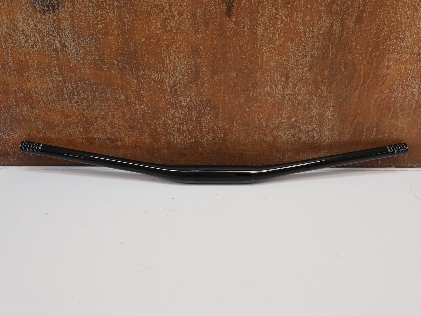 Lenker von Bontrager, BONTRAGER KOVEE PRO CARBON 35 / MTB-LENKER / 720 MM / 159 G / BLACK vor USEDBIKES-OB.DE Hintergrund