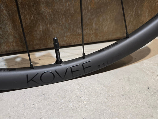 Laufrad/Laufradsatz von Bontrager, BONTRAGER KOVEE RSL 30 TLR BOOST 29 MTB HINTERRAD DISC in variant_title vor USEDBIKES - OB.DE Hintergrund