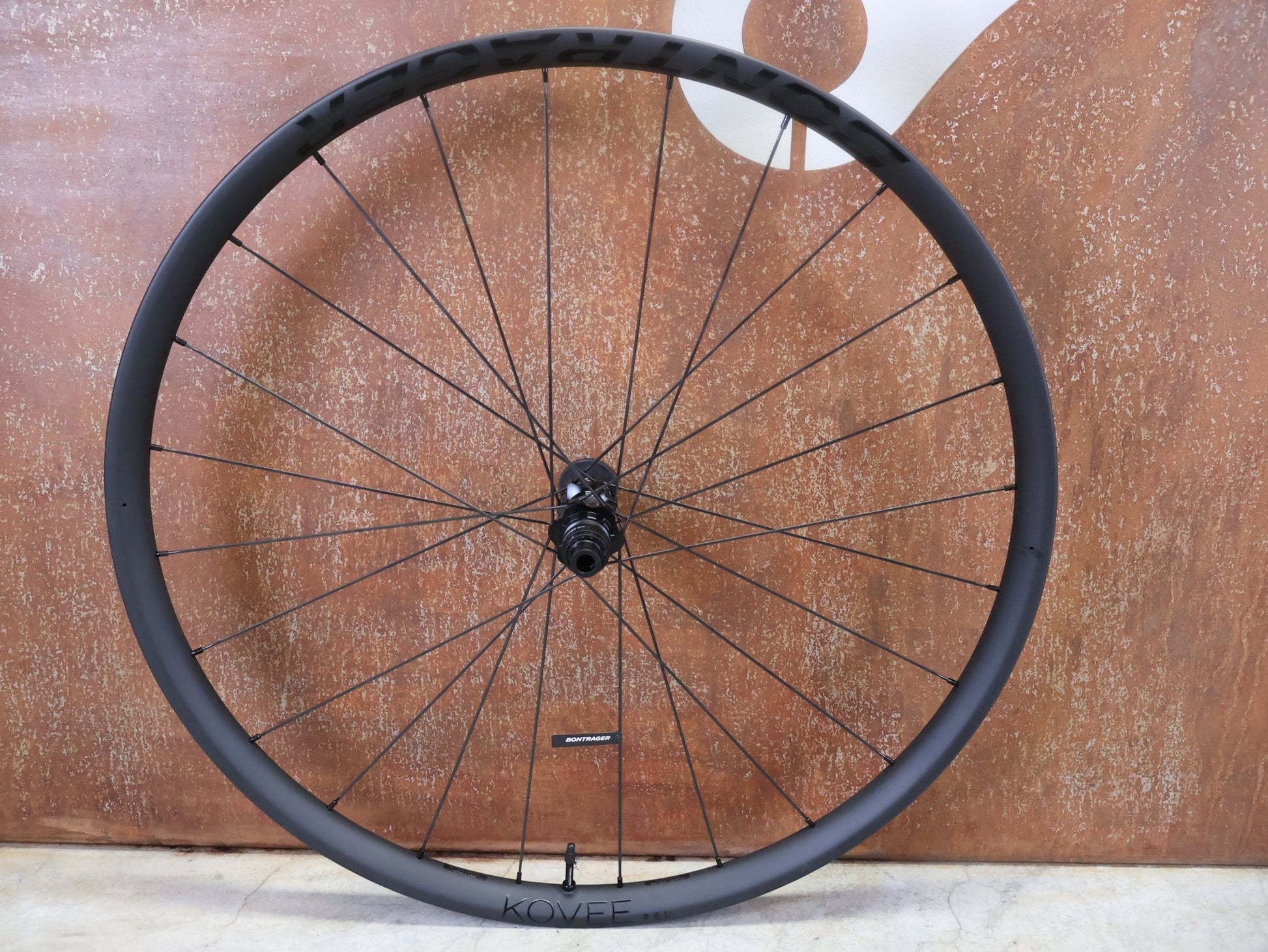 Laufrad/Laufradsatz von Bontrager, BONTRAGER KOVEE RSL 30 TLR BOOST 29 MTB LAUFRADSATZ DISC vor USEDBIKES - OB.DE Hintergrund