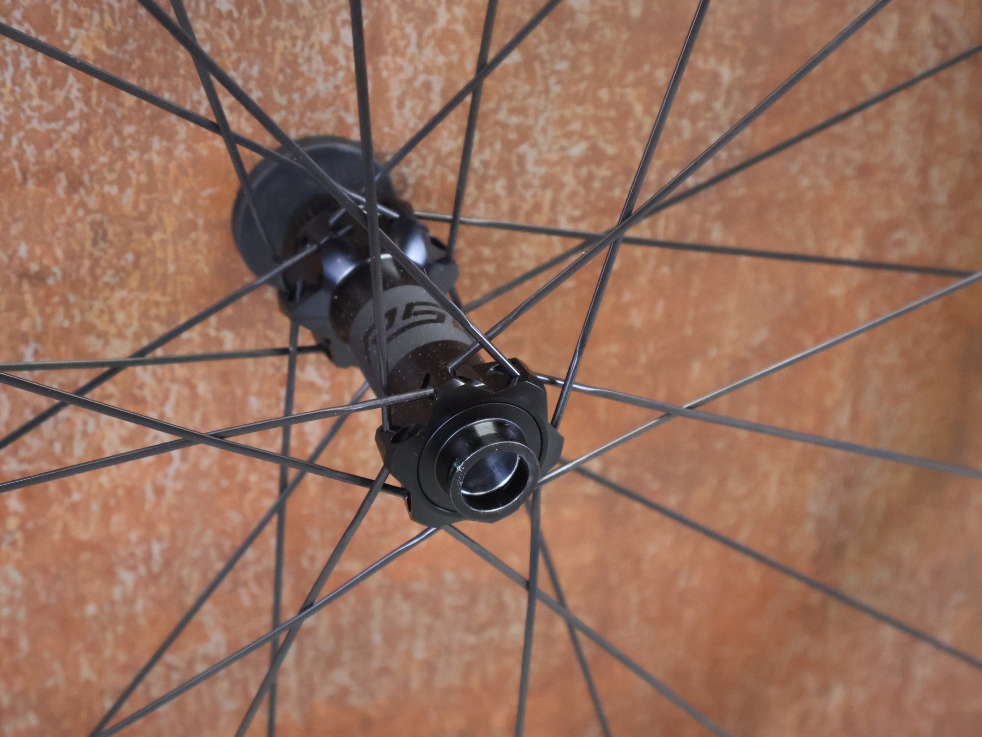 Laufrad/Laufradsatz von Bontrager, BONTRAGER KOVEE RSL 30 TLR BOOST 29 MTB LAUFRADSATZ DISC vor USEDBIKES - OB.DE Hintergrund