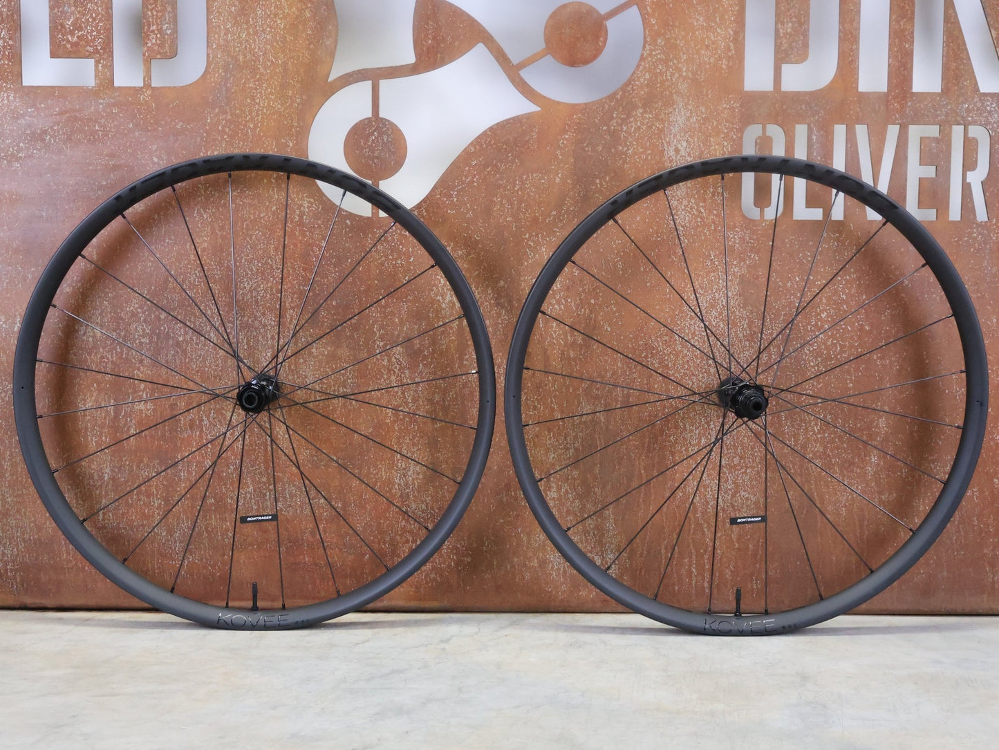 Laufrad/Laufradsatz von Bontrager, BONTRAGER KOVEE RSL 30 TLR BOOST 29 MTB LAUFRADSATZ DISC vor USEDBIKES - OB.DE Hintergrund