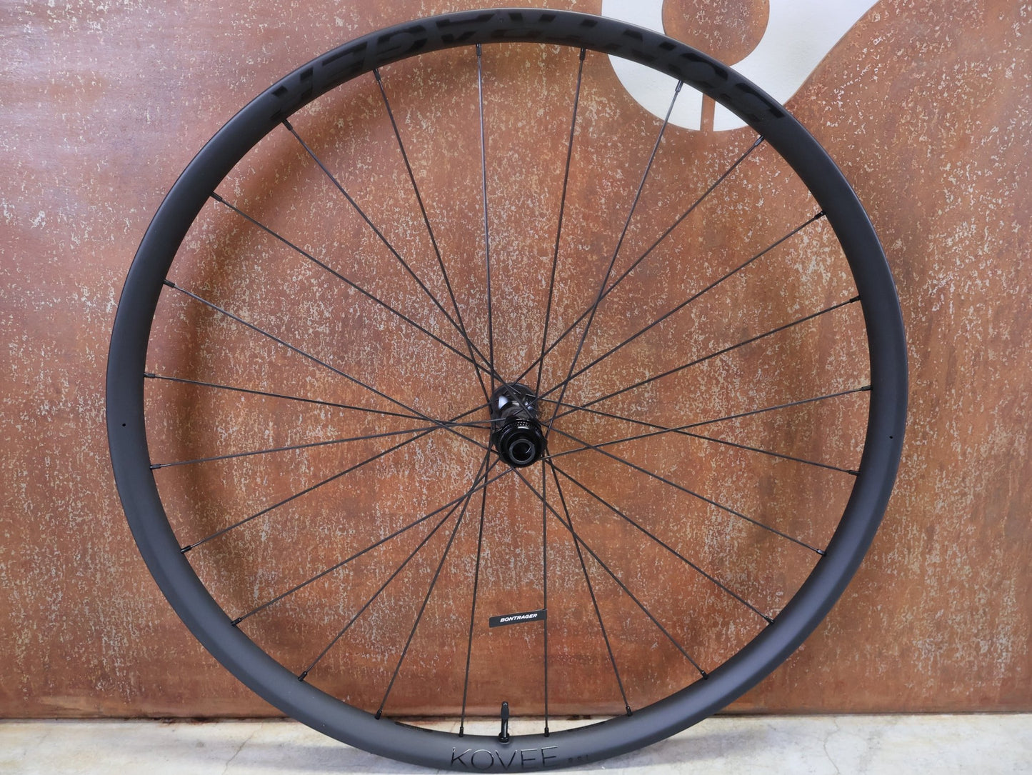 Laufrad/Laufradsatz von Bontrager, BONTRAGER KOVEE RSL 30 TLR BOOST 29 MTB LAUFRADSATZ DISC vor USEDBIKES - OB.DE Hintergrund