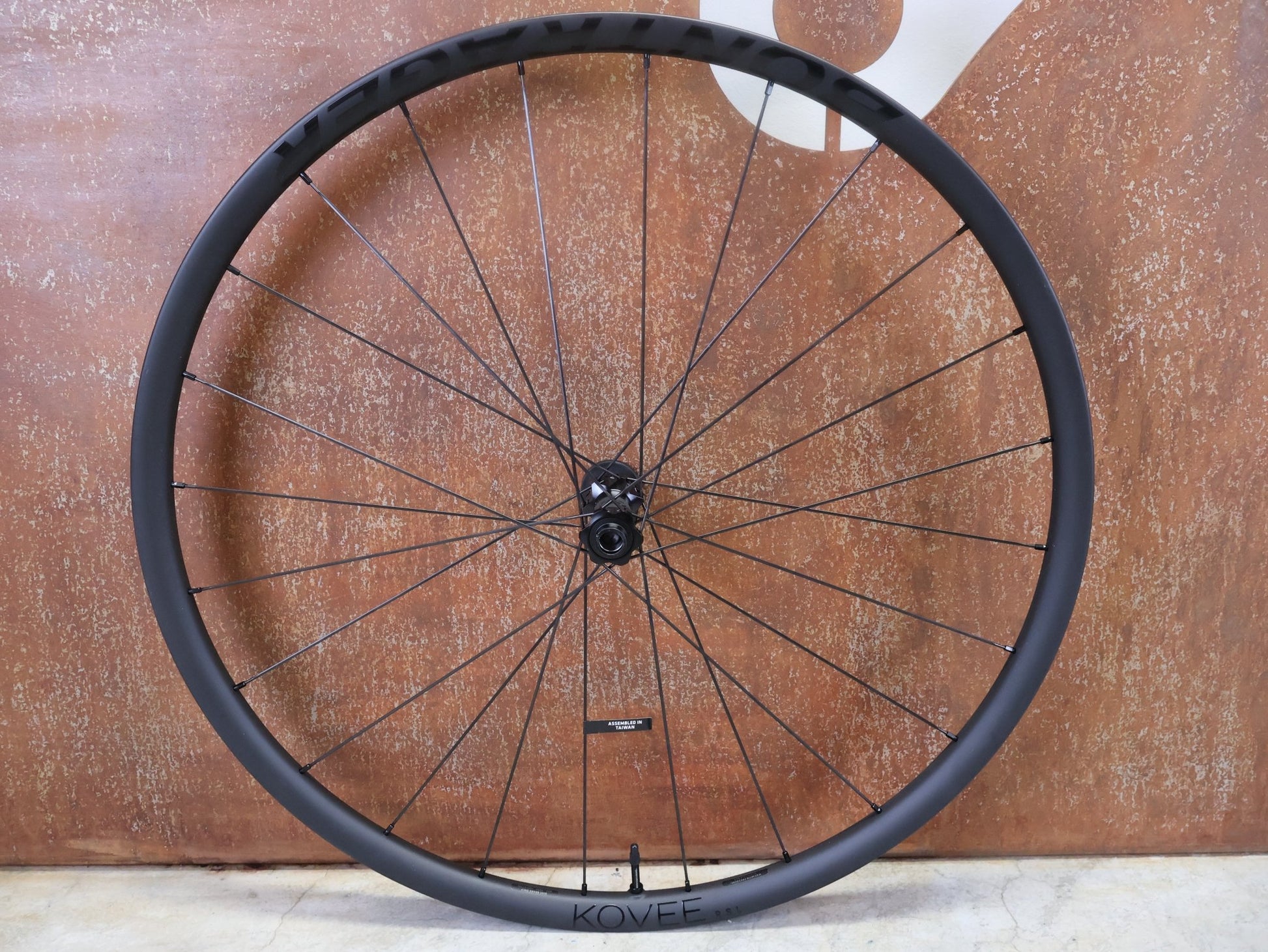 Laufrad/Laufradsatz von Bontrager, BONTRAGER KOVEE RSL 30 TLR BOOST 29 MTB LAUFRADSATZ DISC vor USEDBIKES - OB.DE Hintergrund