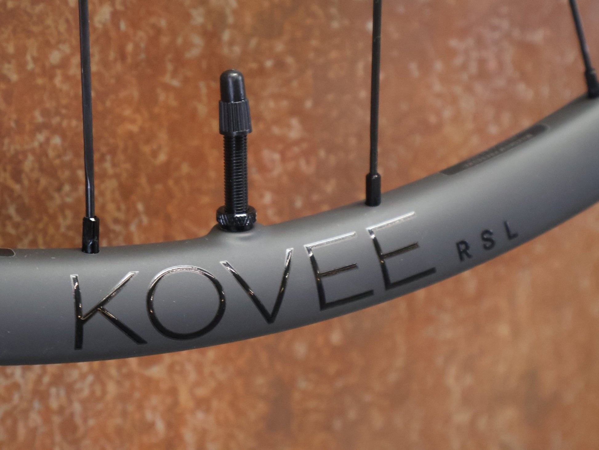 Laufrad/Laufradsatz von Bontrager, BONTRAGER KOVEE RSL 30 TLR BOOST 29 MTB LAUFRADSATZ DISC vor USEDBIKES - OB.DE Hintergrund