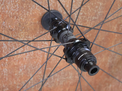 Laufrad/Laufradsatz von Bontrager, BONTRAGER KOVEE RSL 30 TLR BOOST 29 MTB LAUFRADSATZ DISC vor USEDBIKES - OB.DE Hintergrund