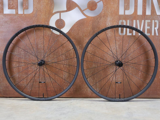 Laufrad/Laufradsatz von Bontrager, BONTRAGER KOVEE RSL 30 TLR BOOST 29 MTB LAUFRADSATZ DISC vor USEDBIKES - OB.DE Hintergrund