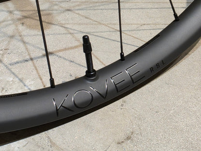 Laufrad/Laufradsatz von Bontrager, BONTRAGER KOVEE RSL 30 TLR BOOST 29 MTB LAUFRADSATZ DISC in variant_title vor USEDBIKES - OB.DE Hintergrund