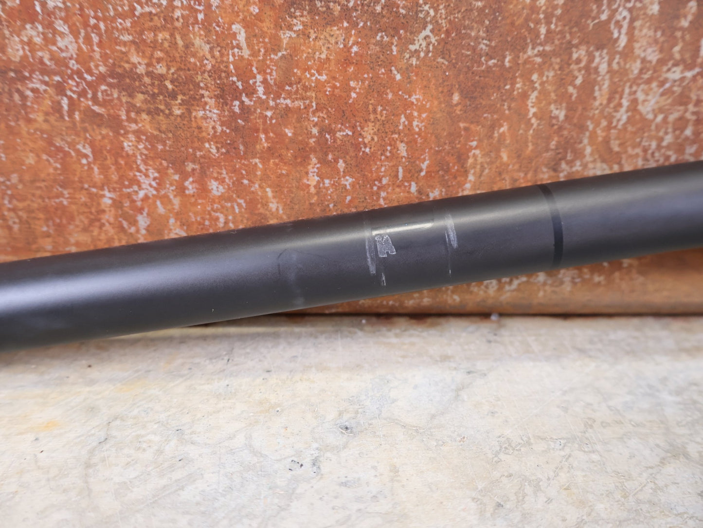 Lenker von Bontrager, BONTRAGER KOVEE XXX CARBON 35 MTB - LENKER – 700 MM – 0 MM RISE – CARBON SMOKE vor USEDBIKES - OB.DE Hintergrund