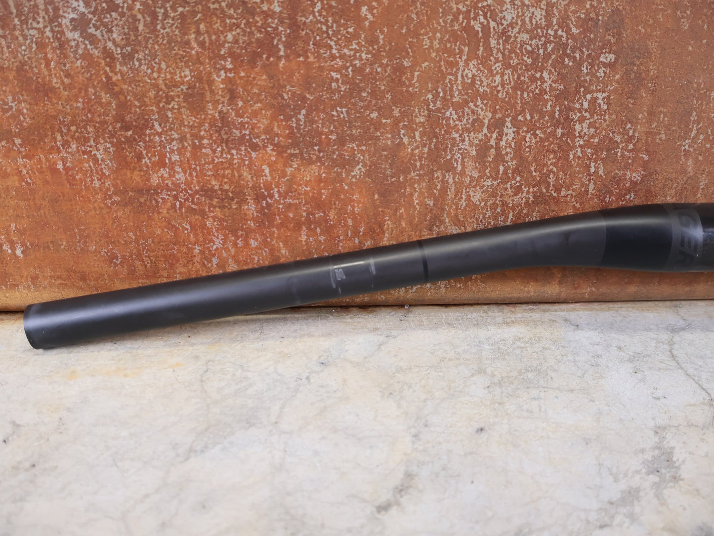 Lenker von Bontrager, BONTRAGER KOVEE XXX CARBON 35 MTB - LENKER – 700 MM – 0 MM RISE – CARBON SMOKE vor USEDBIKES - OB.DE Hintergrund