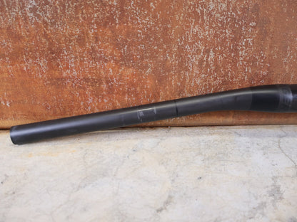 Lenker von Bontrager, BONTRAGER KOVEE XXX CARBON 35 MTB - LENKER – 700 MM – 0 MM RISE – CARBON SMOKE vor USEDBIKES - OB.DE Hintergrund