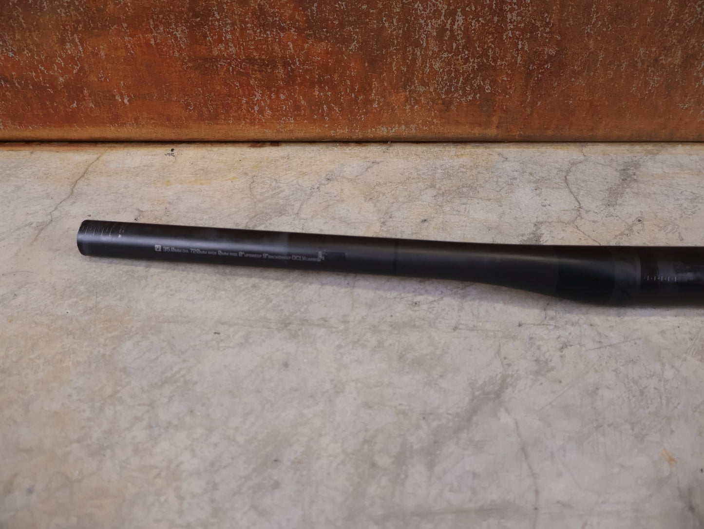 Lenker von Bontrager, BONTRAGER KOVEE XXX CARBON 35 MTB - LENKER – 700 MM – 0 MM RISE – CARBON SMOKE vor USEDBIKES - OB.DE Hintergrund