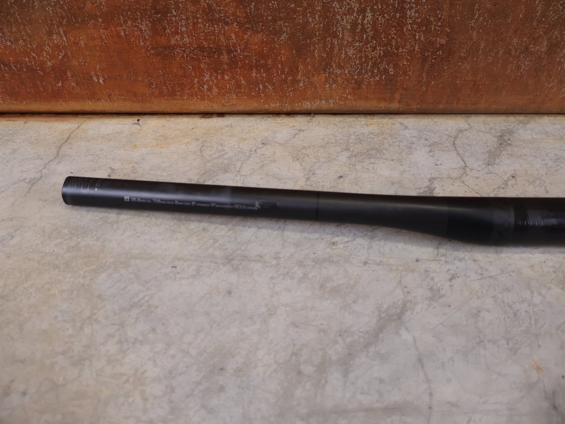 Lenker von Bontrager, BONTRAGER KOVEE XXX CARBON 35 MTB - LENKER – 700 MM – 0 MM RISE – CARBON SMOKE vor USEDBIKES - OB.DE Hintergrund