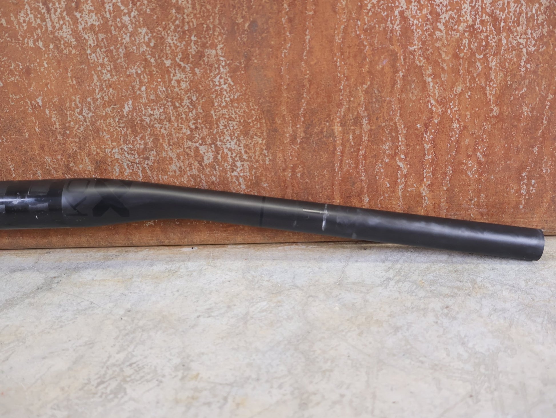 Lenker von Bontrager, BONTRAGER KOVEE XXX CARBON 35 MTB - LENKER – 700 MM – 0 MM RISE – CARBON SMOKE vor USEDBIKES - OB.DE Hintergrund