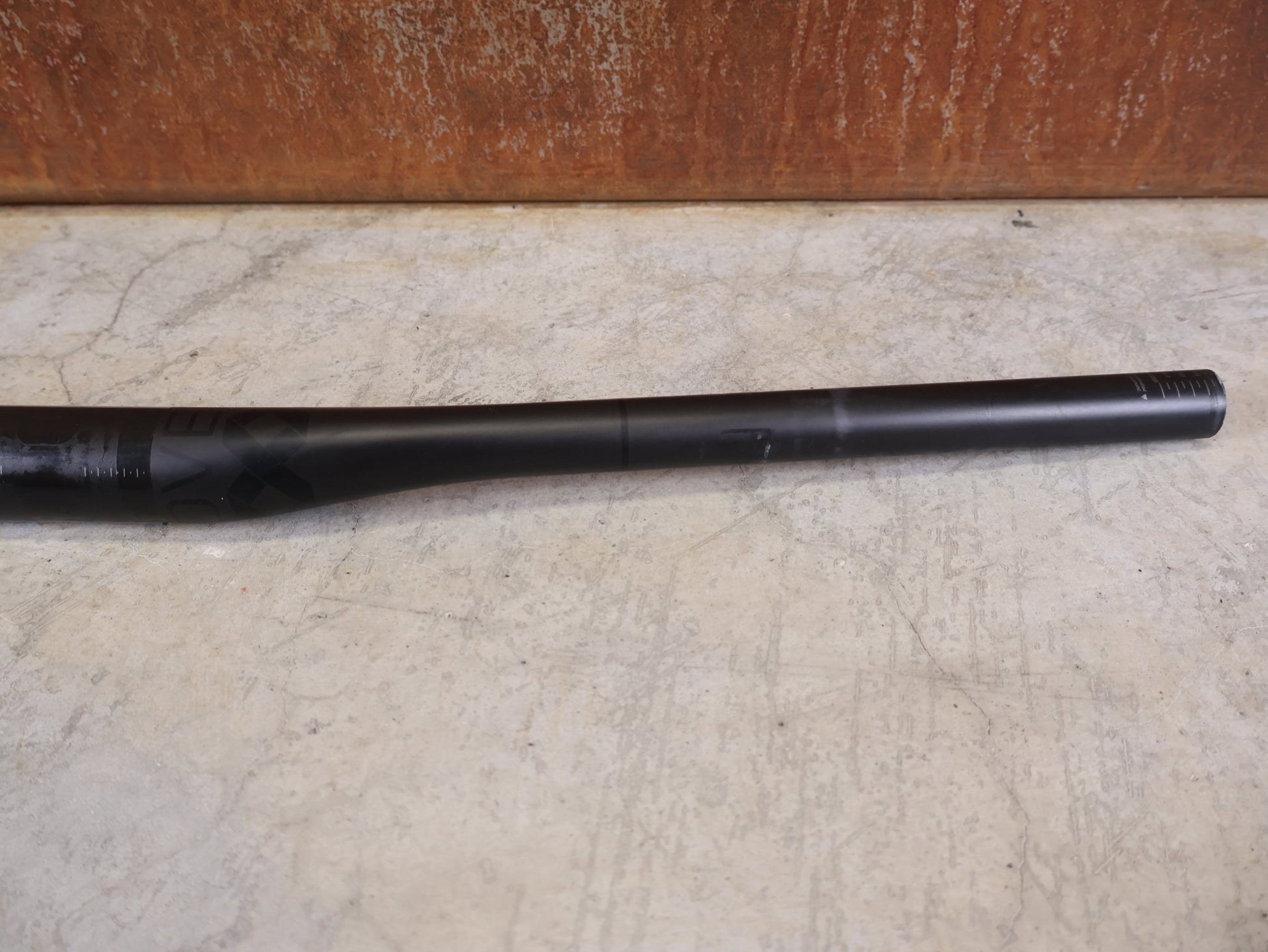 Lenker von Bontrager, BONTRAGER KOVEE XXX CARBON 35 MTB - LENKER – 700 MM – 0 MM RISE – CARBON SMOKE vor USEDBIKES - OB.DE Hintergrund