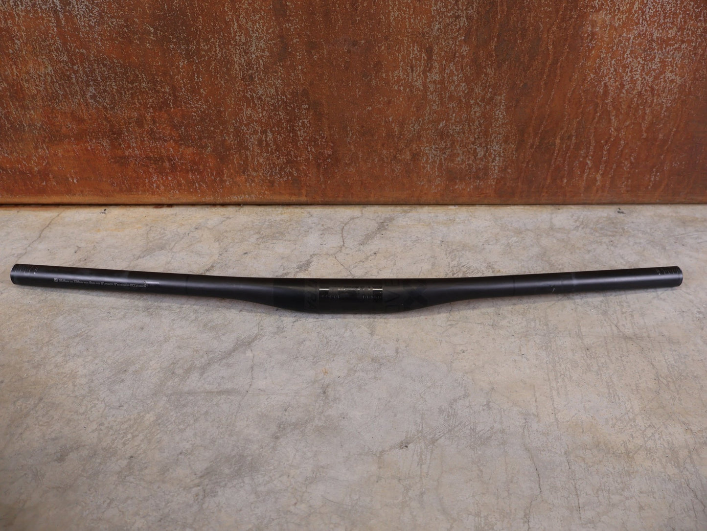 Lenker von Bontrager, BONTRAGER KOVEE XXX CARBON 35 MTB - LENKER – 700 MM – 0 MM RISE – CARBON SMOKE vor USEDBIKES - OB.DE Hintergrund