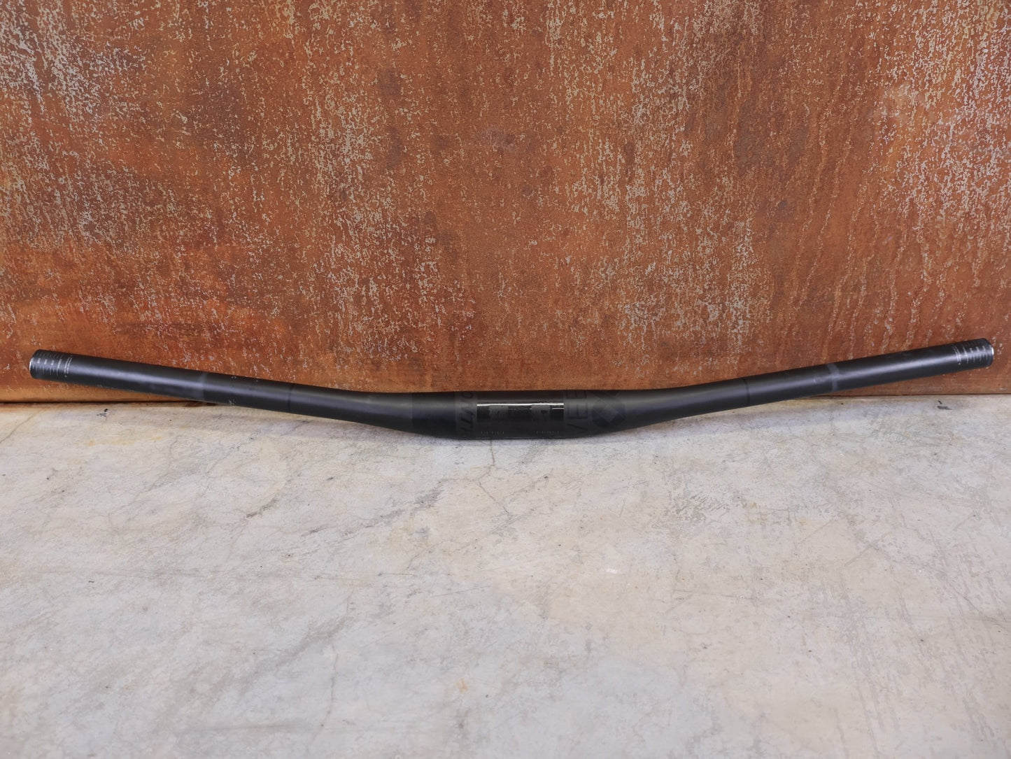 Lenker von Bontrager, BONTRAGER KOVEE XXX CARBON 35 MTB - LENKER – 700 MM – 0 MM RISE – CARBON SMOKE vor USEDBIKES - OB.DE Hintergrund