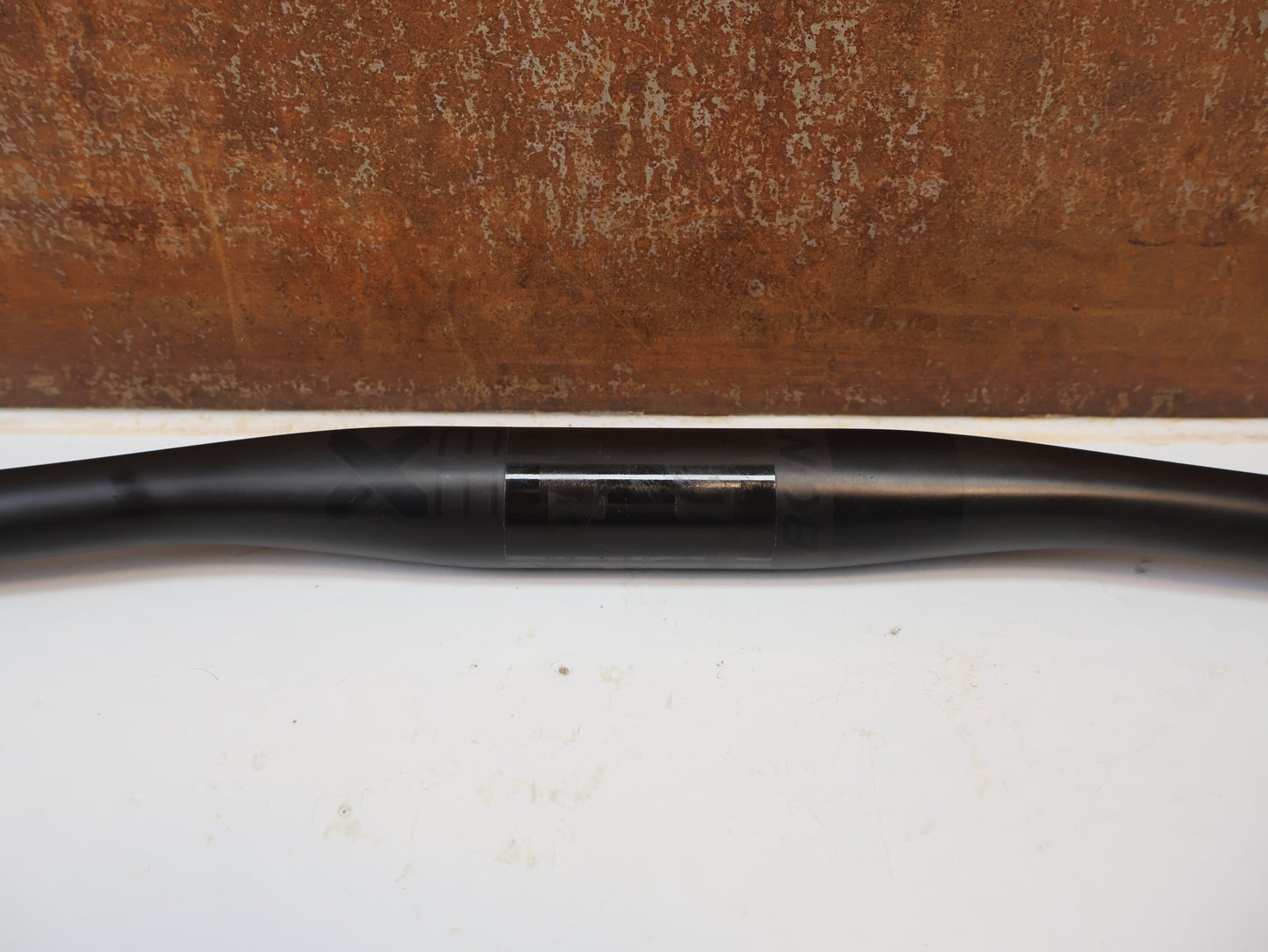 Lenker von Bontrager, BONTRAGER KOVEE XXX CARBON 35 MTB-LENKER 710 MM / 35 MM KLEMMUNG / 143 G vor USEDBIKES-OB.DE Hintergrund