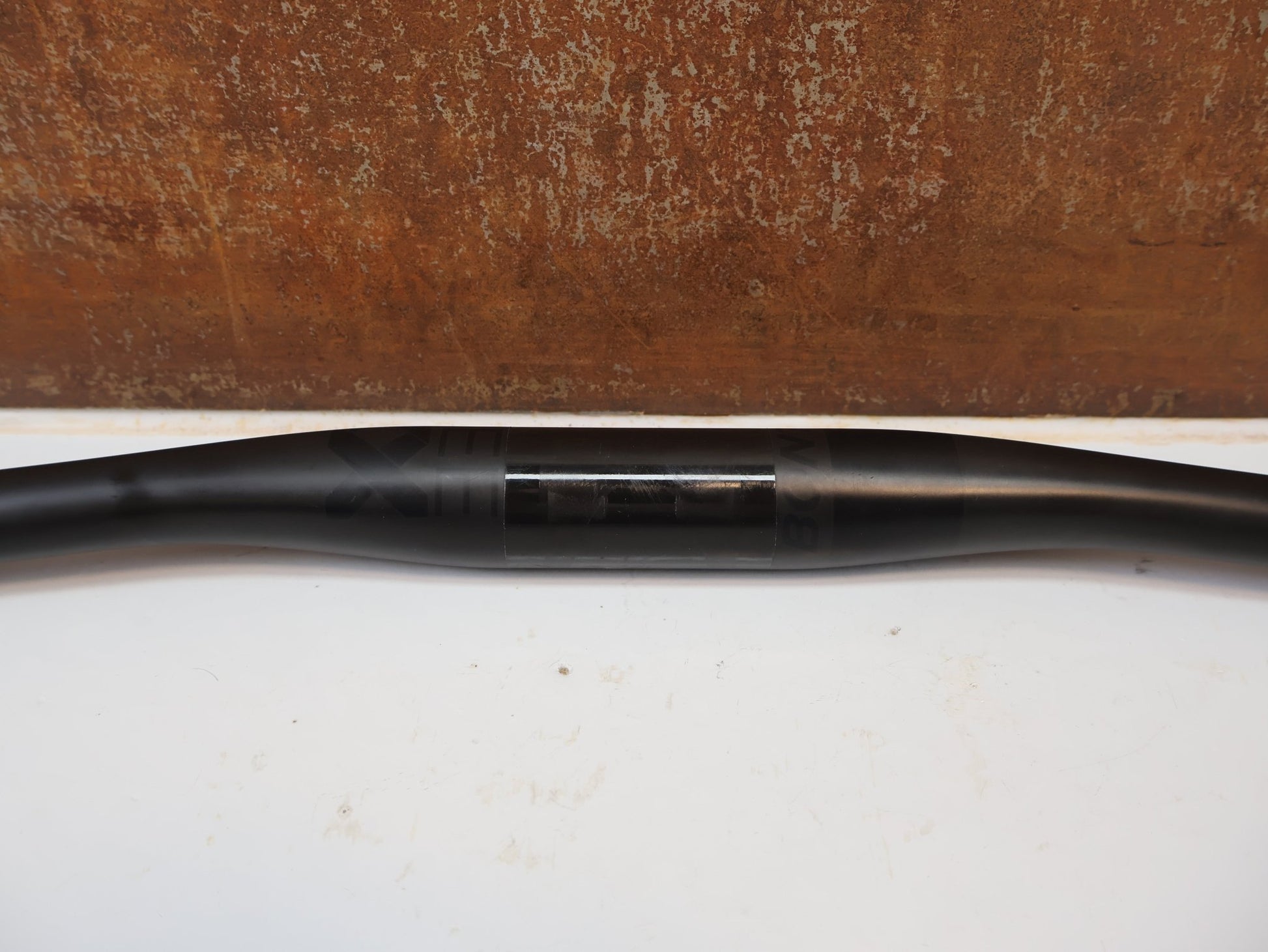 Lenker von Bontrager, BONTRAGER KOVEE XXX CARBON 35 MTB-LENKER 710 MM / 35 MM KLEMMUNG / 143 G vor USEDBIKES-OB.DE Hintergrund