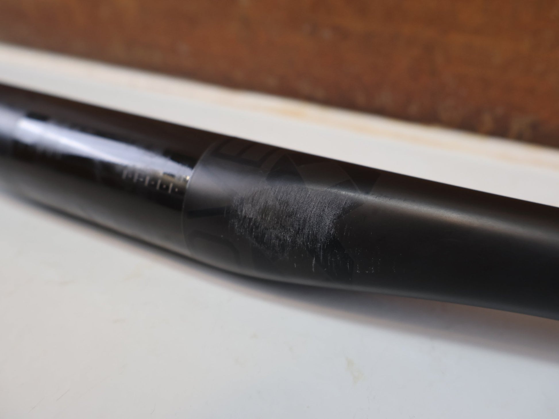Lenker von Bontrager, BONTRAGER KOVEE XXX CARBON 35 MTB-LENKER 710 MM / 35 MM KLEMMUNG / 143 G vor USEDBIKES-OB.DE Hintergrund