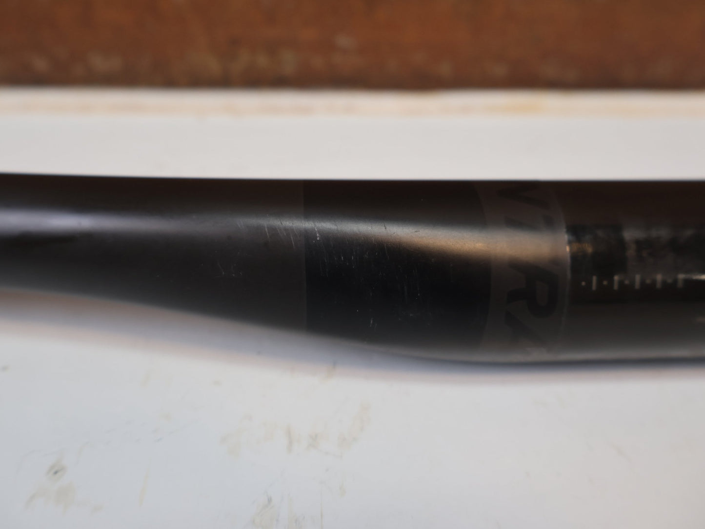 Lenker von Bontrager, BONTRAGER KOVEE XXX CARBON 35 MTB-LENKER 710 MM / 35 MM KLEMMUNG / 143 G vor USEDBIKES-OB.DE Hintergrund