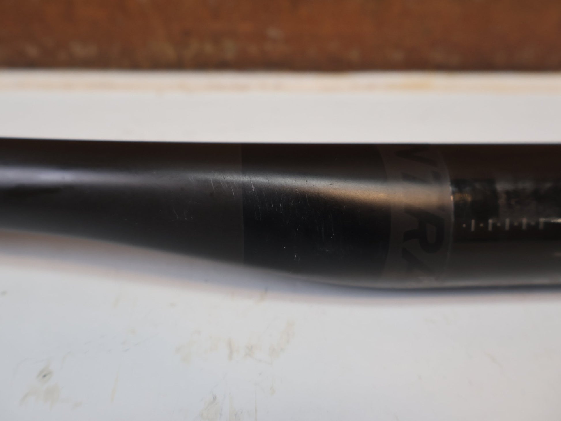 Lenker von Bontrager, BONTRAGER KOVEE XXX CARBON 35 MTB-LENKER 710 MM / 35 MM KLEMMUNG / 143 G vor USEDBIKES-OB.DE Hintergrund