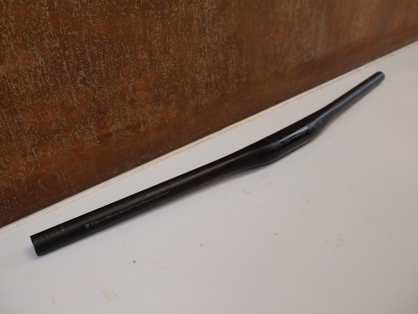 Lenker von Bontrager, BONTRAGER KOVEE XXX CARBON 35 MTB-LENKER 710 MM / 35 MM KLEMMUNG / 143 G vor USEDBIKES-OB.DE Hintergrund