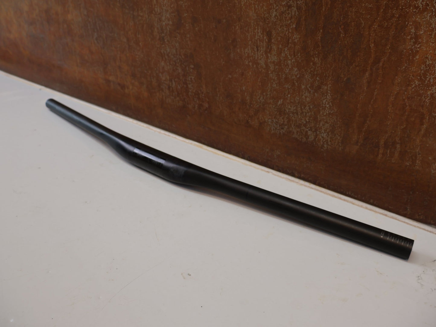 Lenker von Bontrager, BONTRAGER KOVEE XXX CARBON 35 MTB-LENKER 710 MM / 35 MM KLEMMUNG / 143 G vor USEDBIKES-OB.DE Hintergrund
