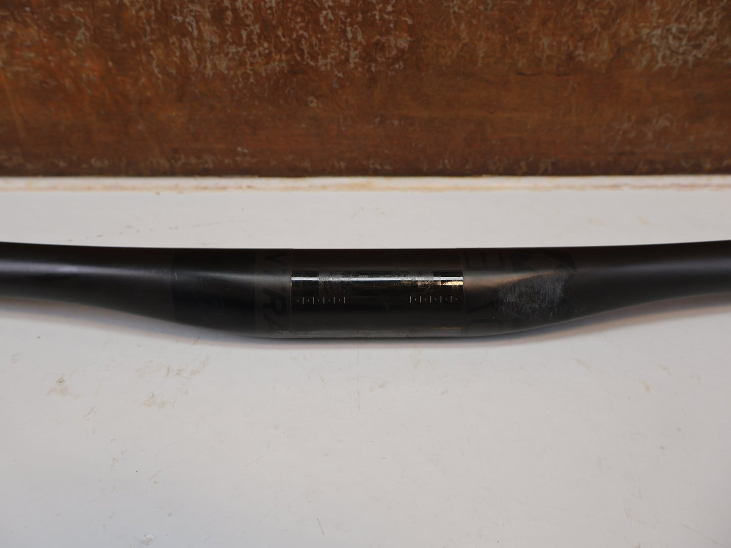 Lenker von Bontrager, BONTRAGER KOVEE XXX CARBON 35 MTB-LENKER 710 MM / 35 MM KLEMMUNG / 143 G vor USEDBIKES-OB.DE Hintergrund
