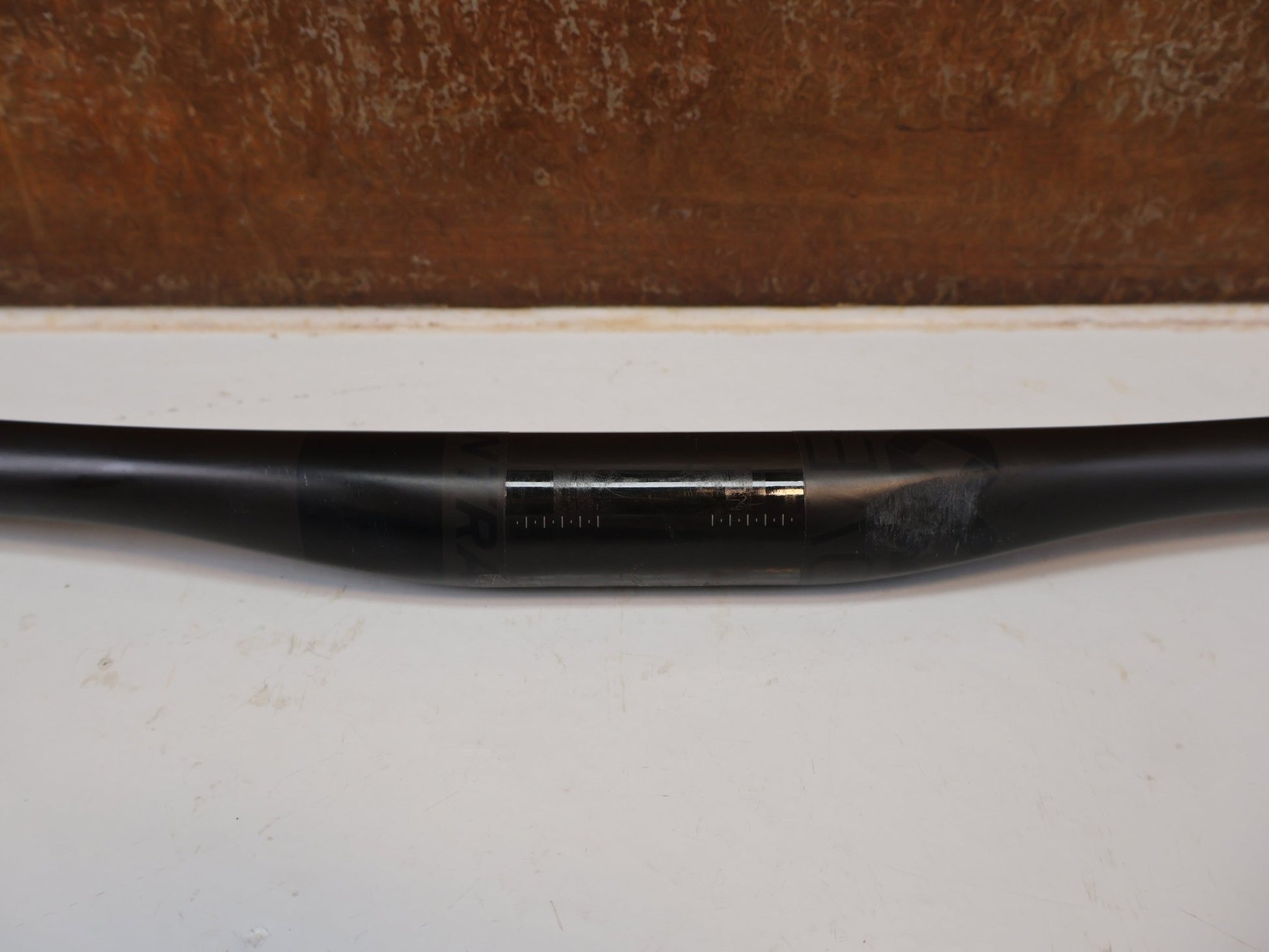 Lenker von Bontrager, BONTRAGER KOVEE XXX CARBON 35 MTB-LENKER 710 MM / 35 MM KLEMMUNG / 143 G vor USEDBIKES-OB.DE Hintergrund