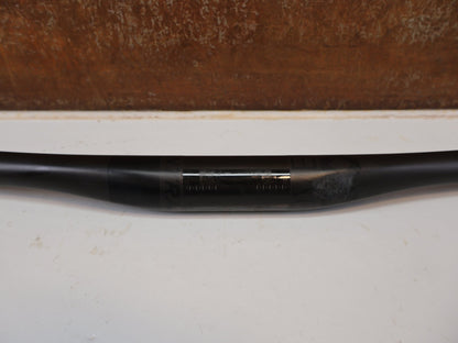 Lenker von Bontrager, BONTRAGER KOVEE XXX CARBON 35 MTB-LENKER 710 MM / 35 MM KLEMMUNG / 143 G vor USEDBIKES-OB.DE Hintergrund
