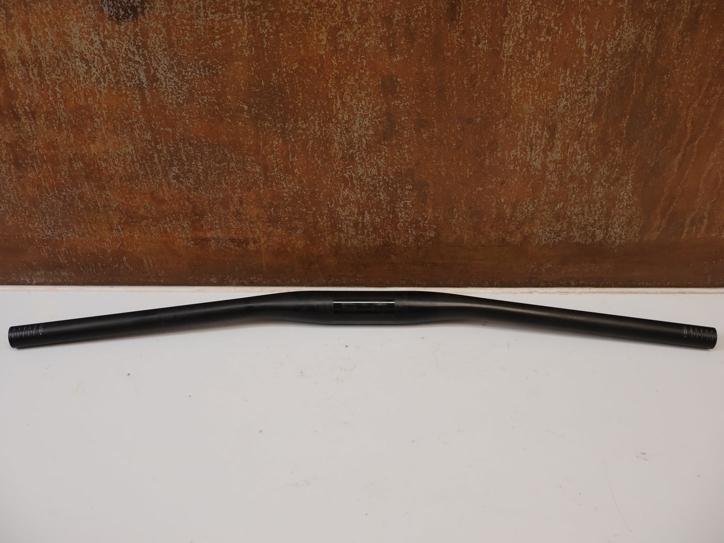 Lenker von Bontrager, BONTRAGER KOVEE XXX CARBON 35 MTB-LENKER 710 MM / 35 MM KLEMMUNG / 143 G vor USEDBIKES-OB.DE Hintergrund