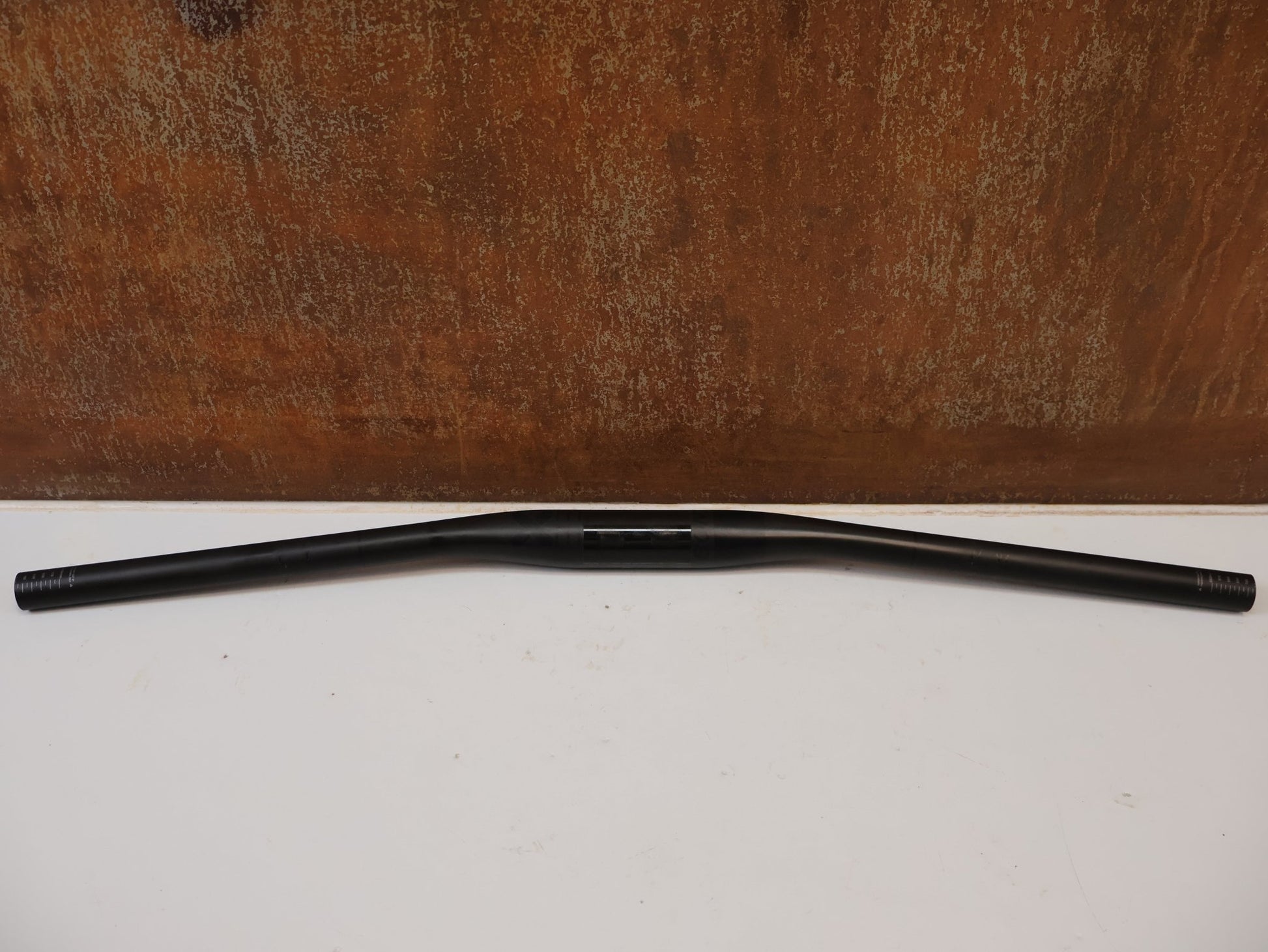 Lenker von Bontrager, BONTRAGER KOVEE XXX CARBON 35 MTB-LENKER 710 MM / 35 MM KLEMMUNG / 143 G vor USEDBIKES-OB.DE Hintergrund