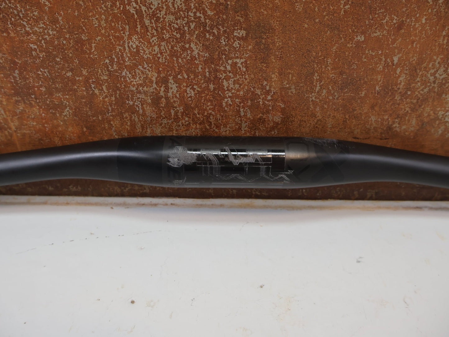 Lenker von Bontrager, BONTRAGER KOVEE XXX CARBON 35 MTB-LENKER 710 MM / 35 MM KLEMMUNG / 143 G vor USEDBIKES-OB.DE Hintergrund