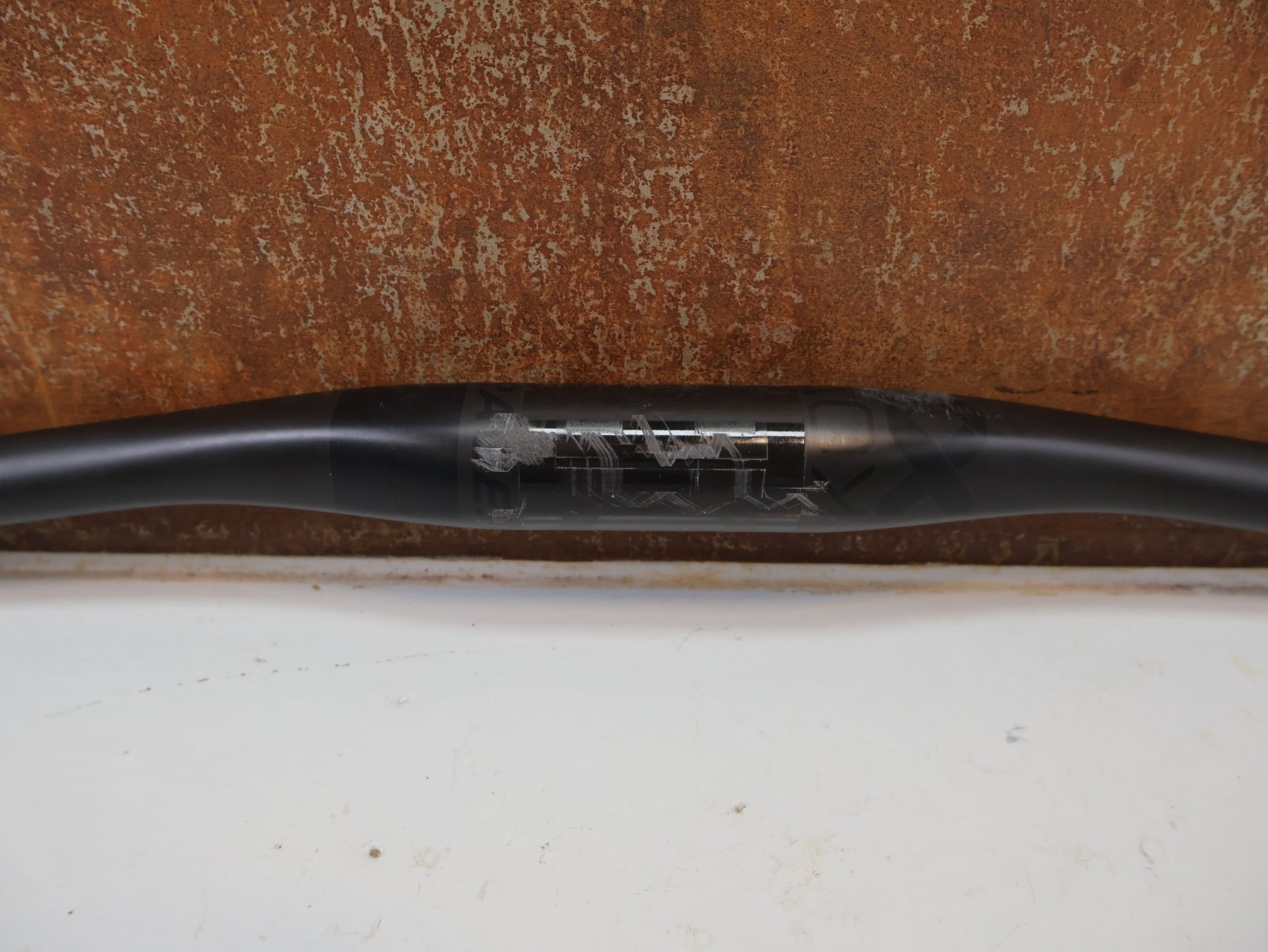 Lenker von Bontrager, BONTRAGER KOVEE XXX CARBON 35 MTB-LENKER 710 MM / 35 MM KLEMMUNG / 143 G vor USEDBIKES-OB.DE Hintergrund