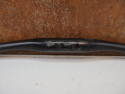 Lenker von Bontrager, BONTRAGER KOVEE XXX CARBON 35 MTB-LENKER 710 MM / 35 MM KLEMMUNG / 143 G vor USEDBIKES-OB.DE Hintergrund
