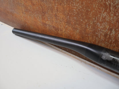 Lenker von Bontrager, BONTRAGER KOVEE XXX CARBON 35 MTB-LENKER 710 MM / 35 MM KLEMMUNG / 143 G vor USEDBIKES-OB.DE Hintergrund